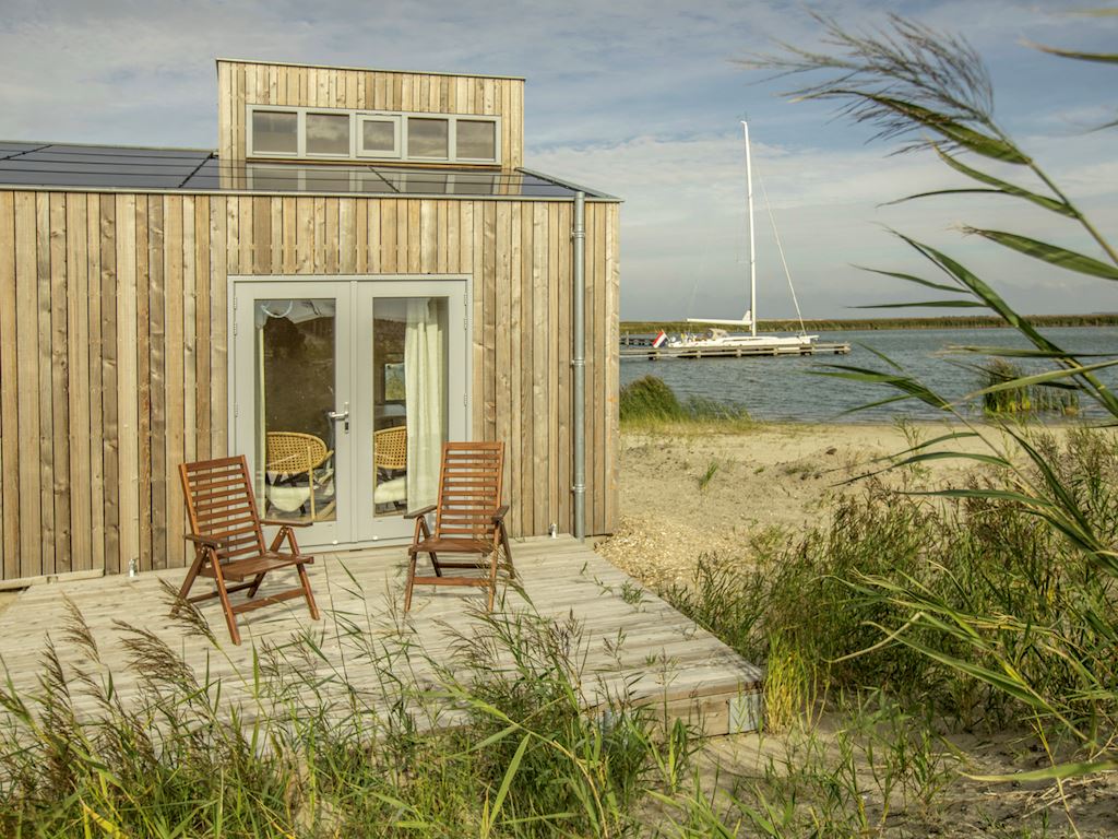 `tiny house aan het water 3