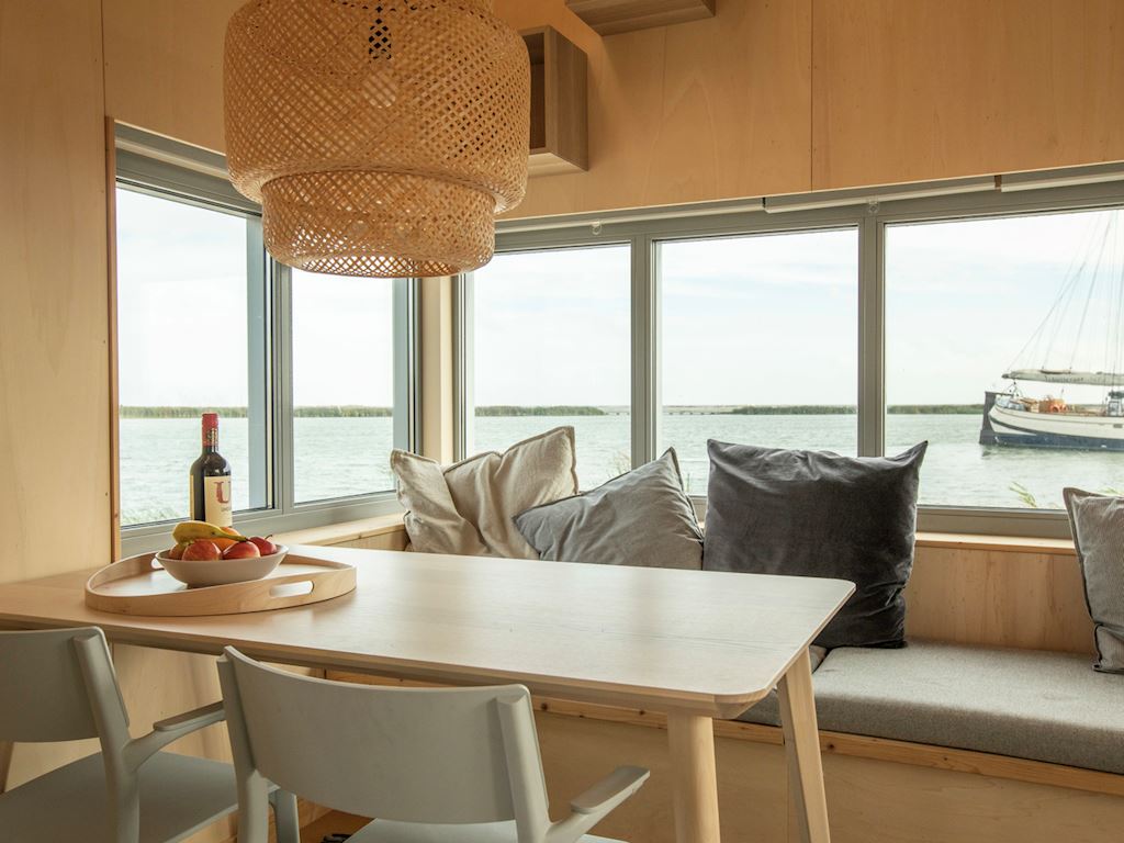 `tiny house aan het water 4