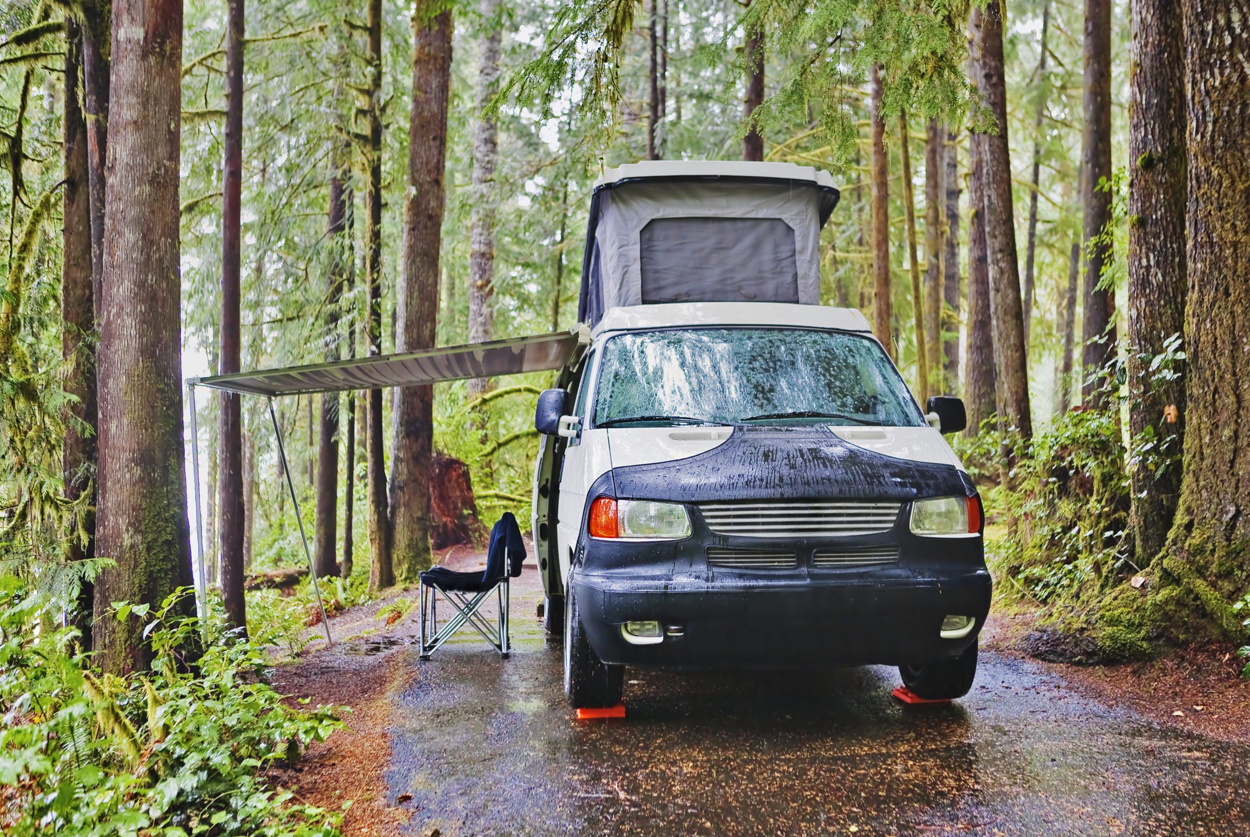 road trip camper geparkeerd in bos